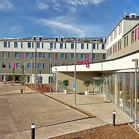 Moxy 3*
